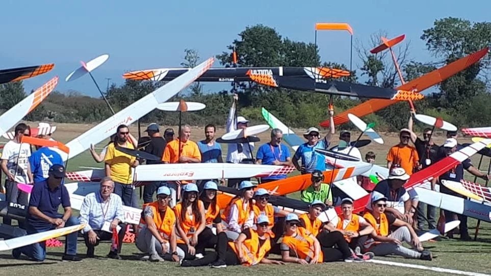 Γέμισε ανεμόπτερα ο ουρανός της Λάρισας (Εικόνες)